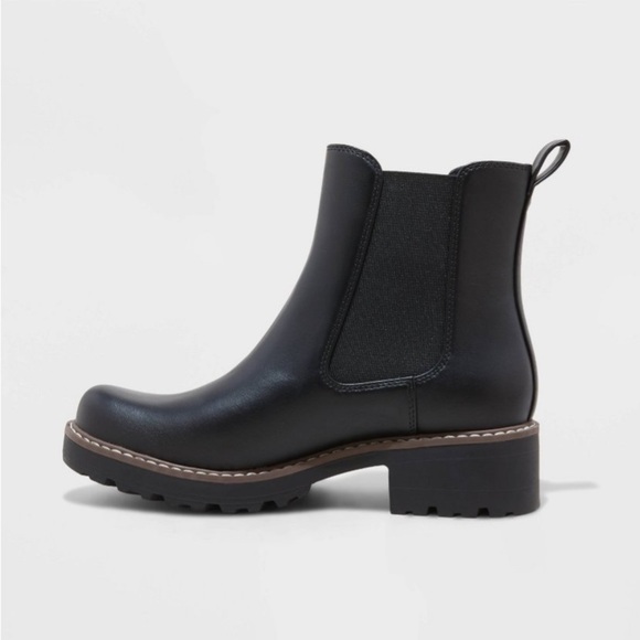 Celina Chelsea Boots with Memory Foam Insole - Universal Thread™
Black new - Picture 1 of 5